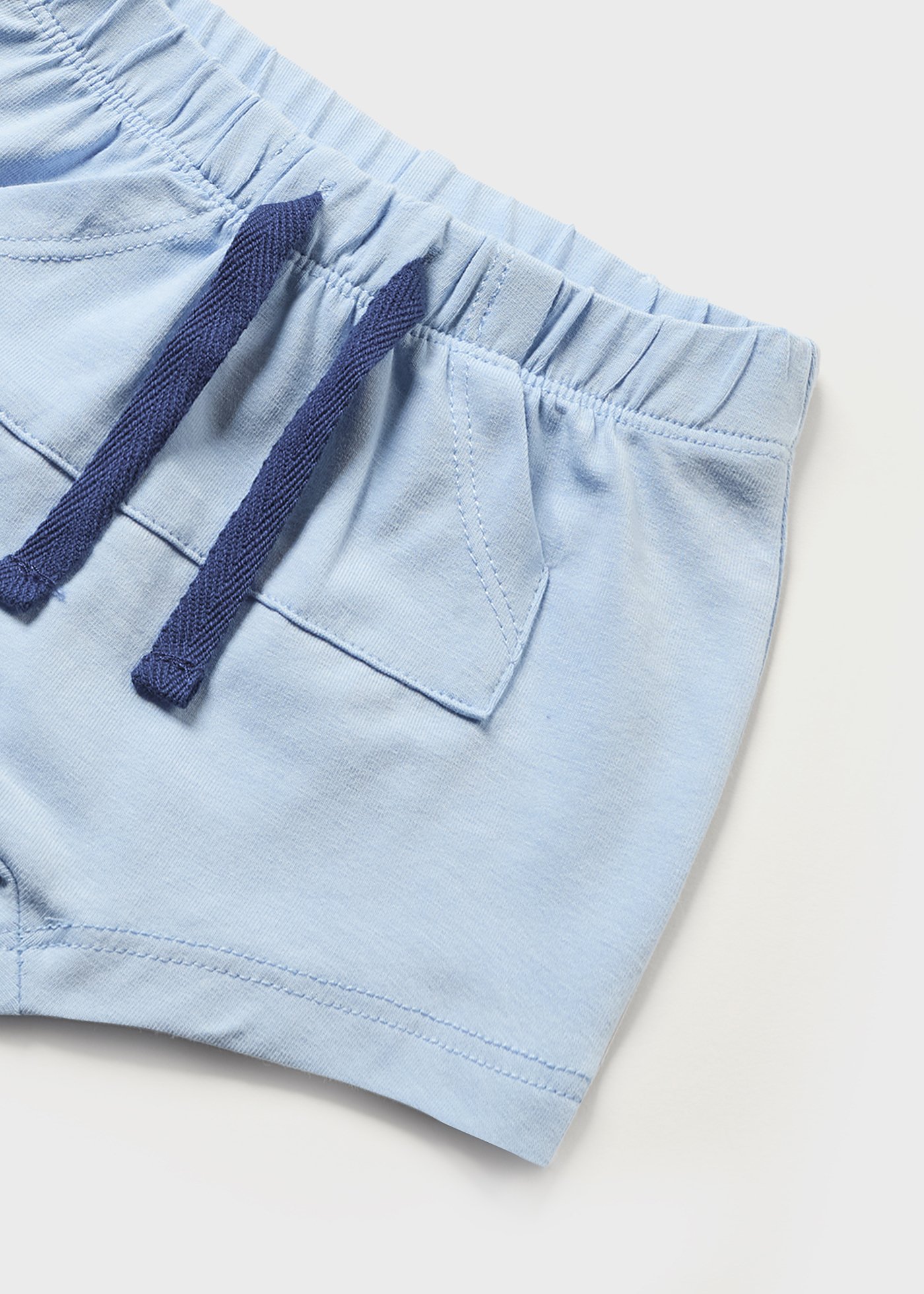Conjunto de 4 peças em algodão sustentável para recém-nascidos.
