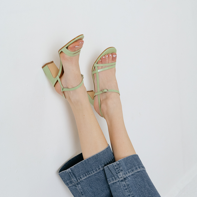 Sandales à talons et brides  en cuir brillant vert