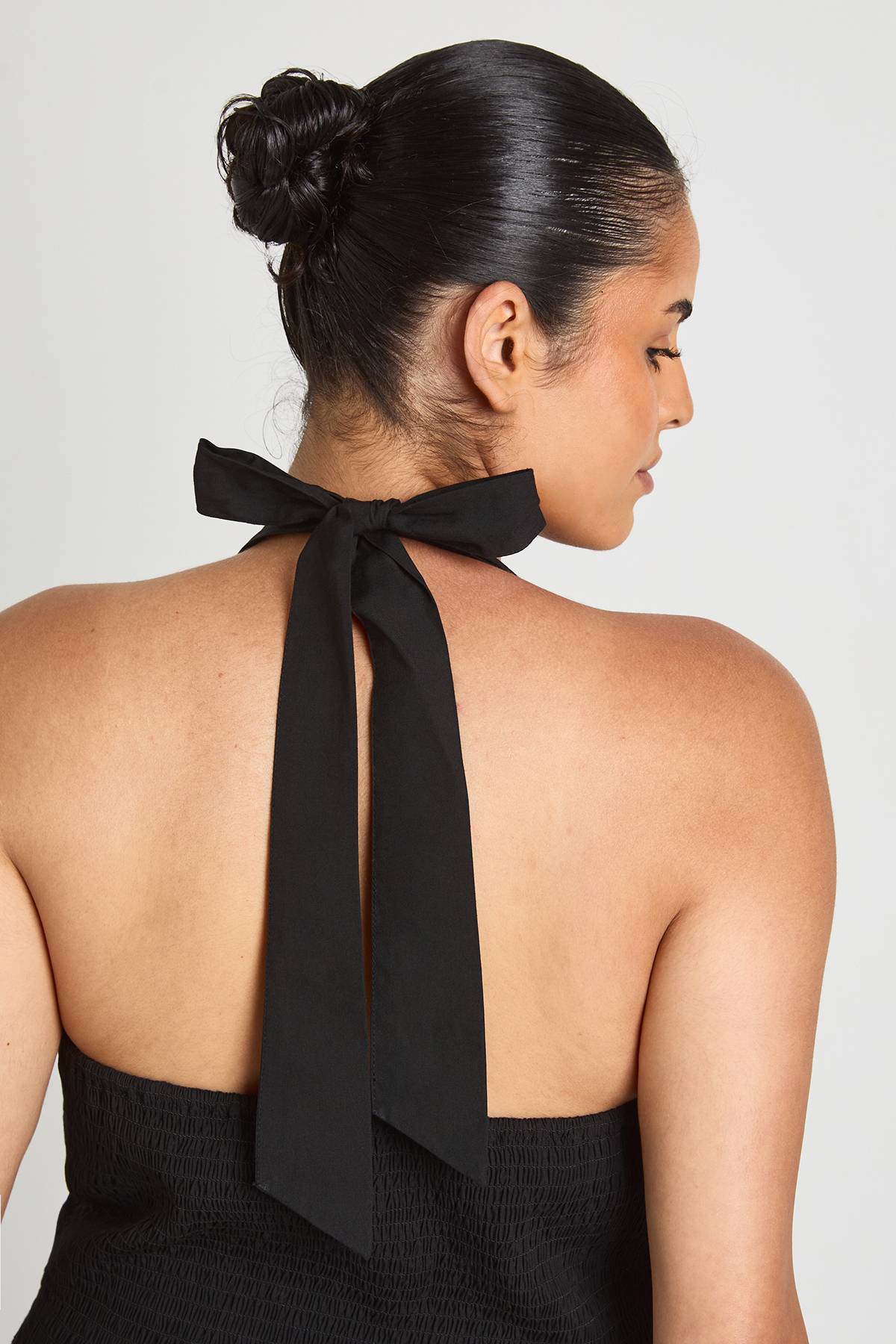 boohoo Robe Longue Plissée Grande Taille En Popeline De Coton Avec Encolure Dos-nu