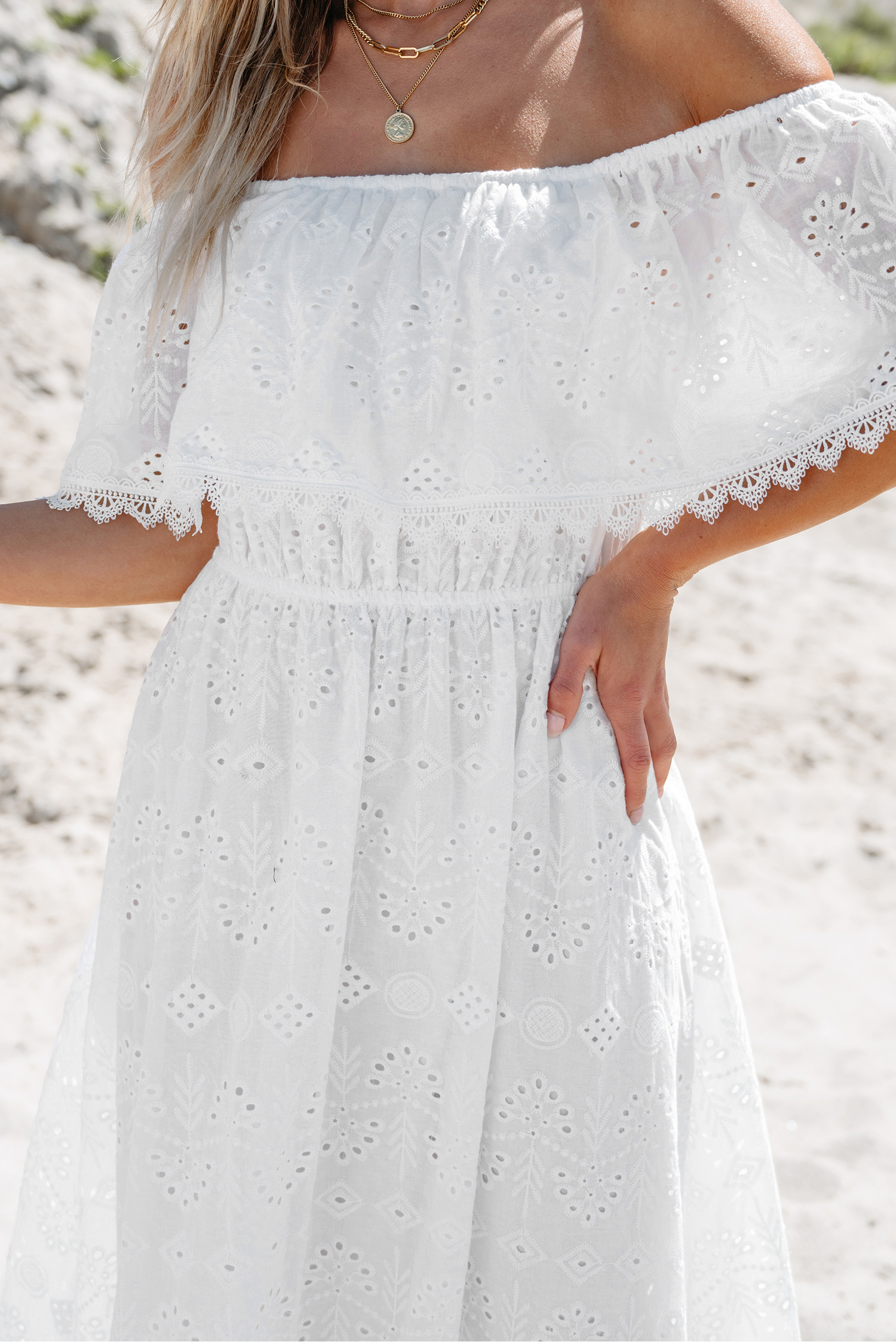 Robe midi en pur coton à épaules dénudées en œillets blanche