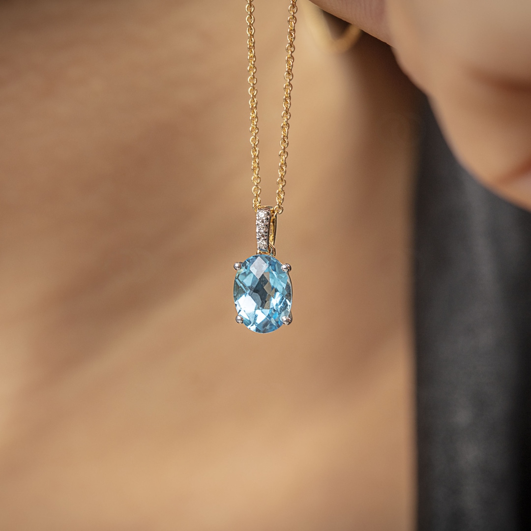 Anhänger 750/18 K Gelbgold mit Blautopas oval und Diamanten 0.01 ct H/si