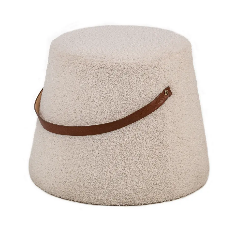 Poef met witte krullen in Scandinavische stijl