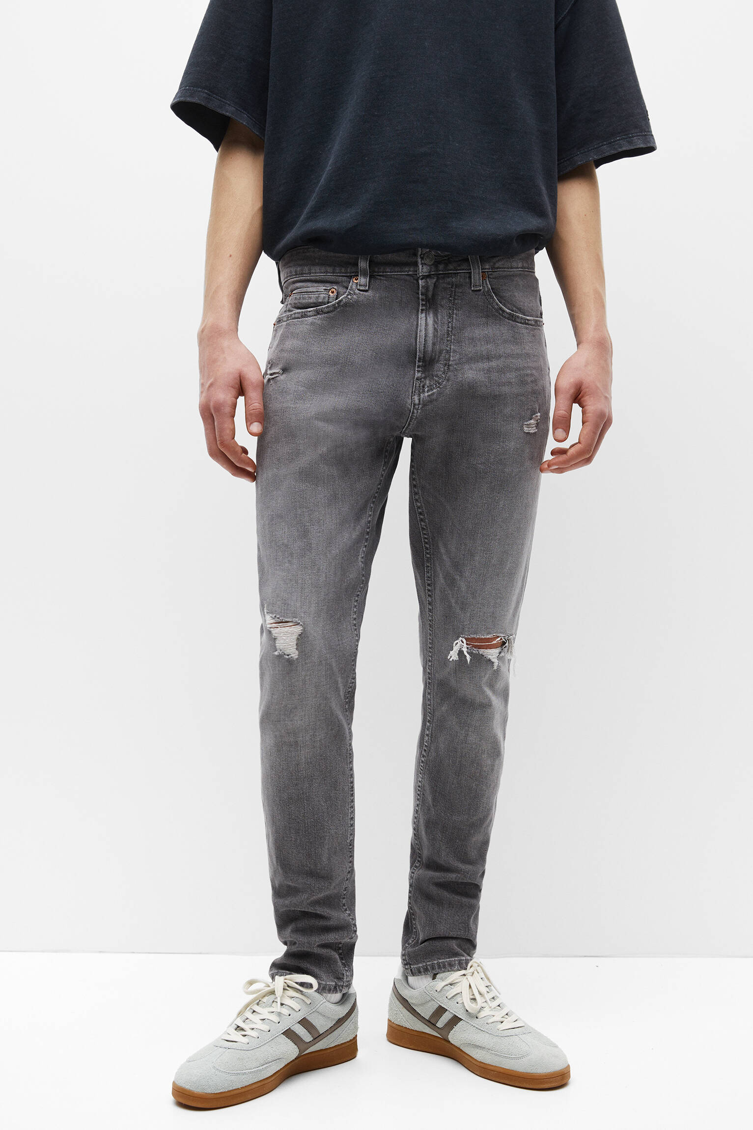 Calça jeans básica slim fit com detalhes rasgados - cinza escuro