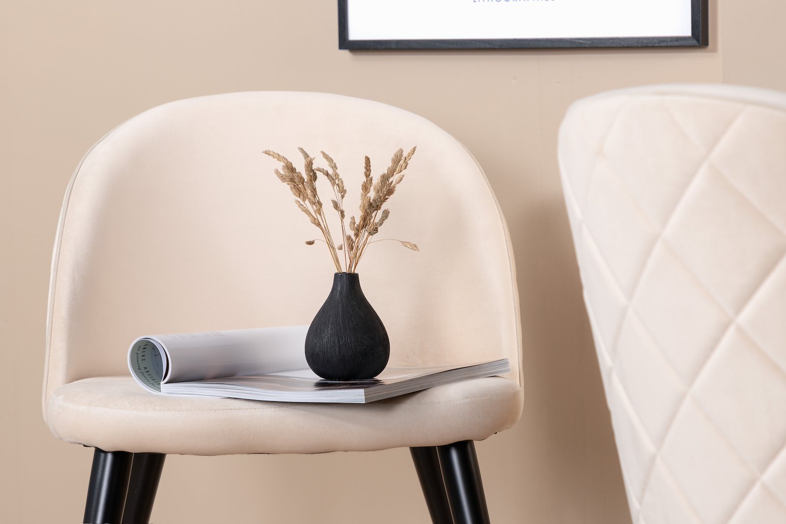 Velvet spisestol. Sett av 2 Sett av 2. Beige fløyelsstoff og polyester lin med sortlakkerte ben.