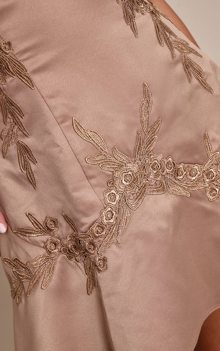 Light Brown Robe Droite Courte En Satin Brodé