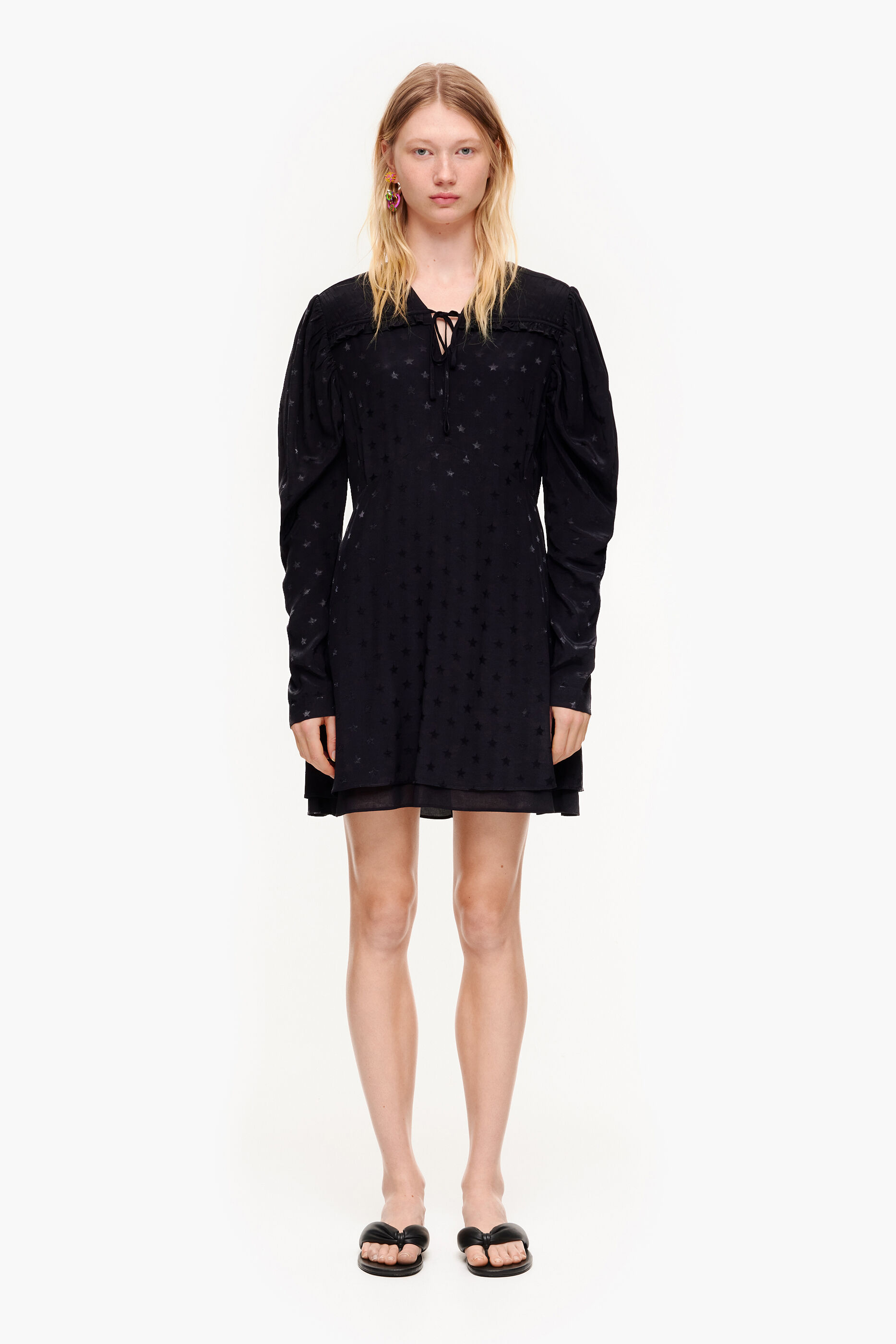 vestido curto e fluido preto jacquard