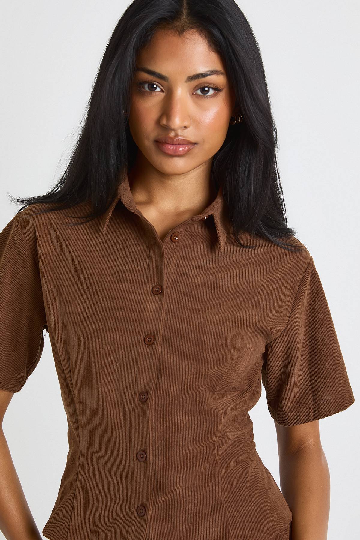 boohoo Chemise Ajustée En Velours Côtelé À Manches Courtes