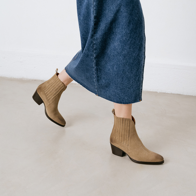 Boots pointus à talons et surpiqûres  en croute taupe