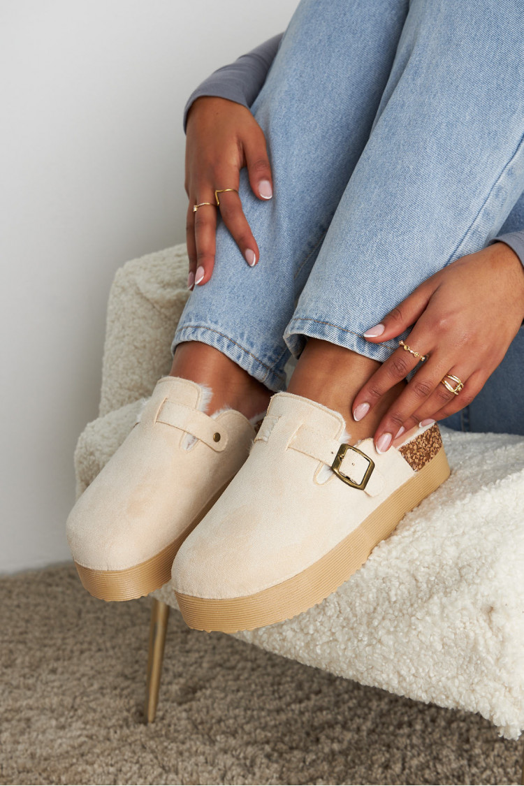 Bottines chaussons en velours beige à enfiler