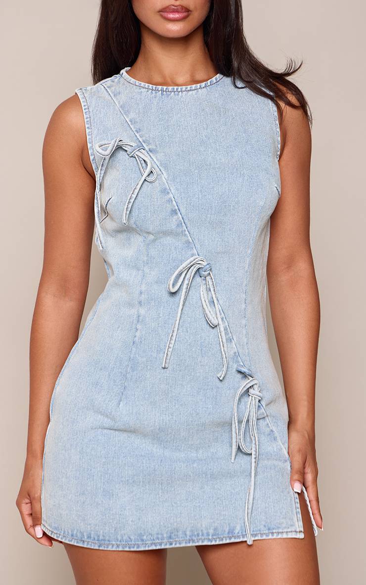 Mid Blue Wash Robe Courte En Denim Bleu Moyen Asymétrique Avec Détail Nœud Petite