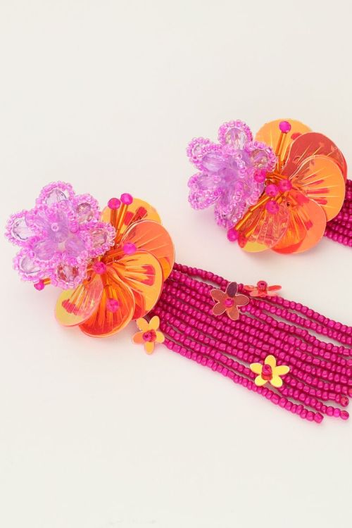 Island oorhangers met bloemen en roze slierten
