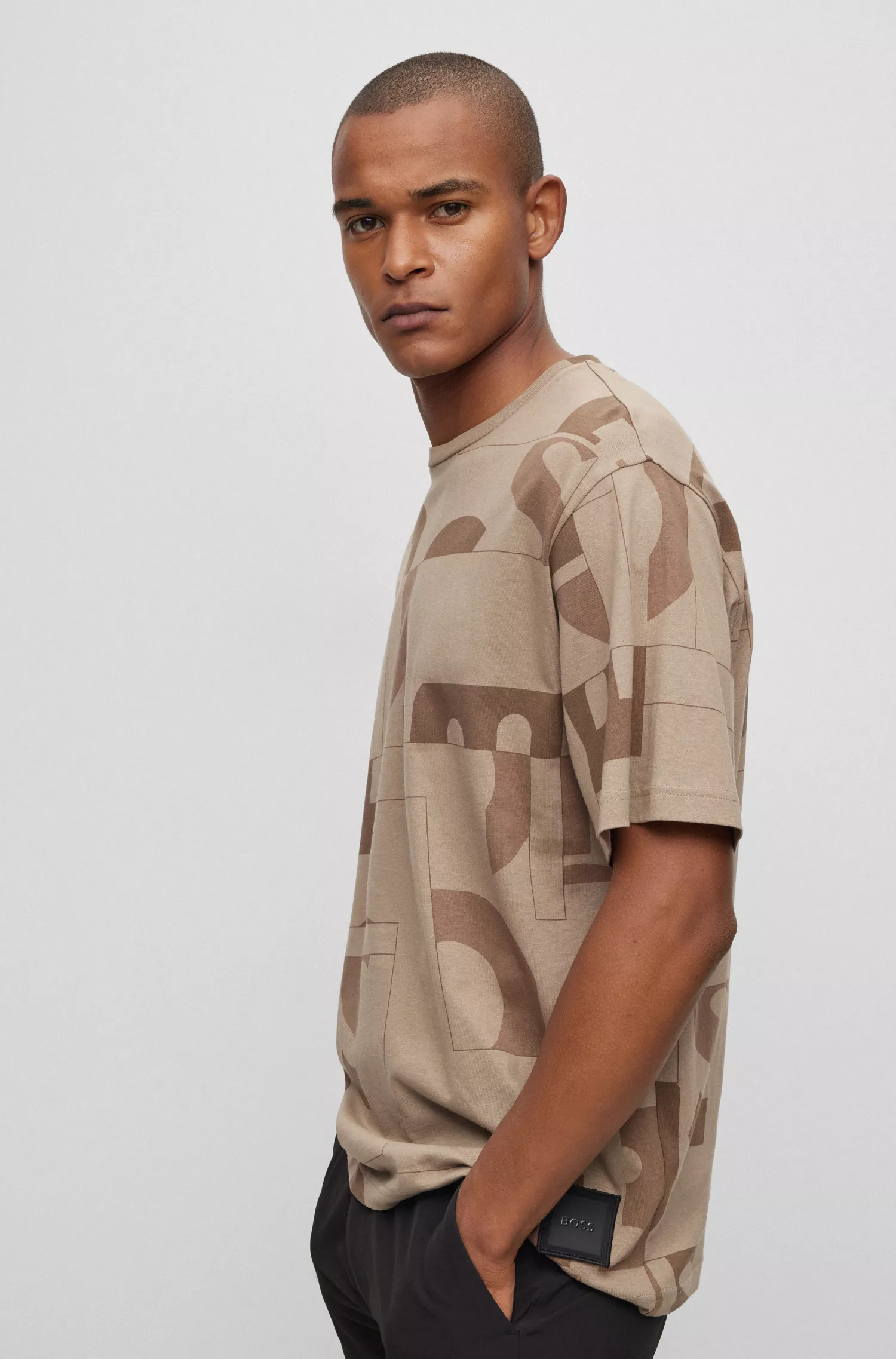 Camiseta BOSS verde, modelagem relaxada, com estampa do logo por toda a peça.