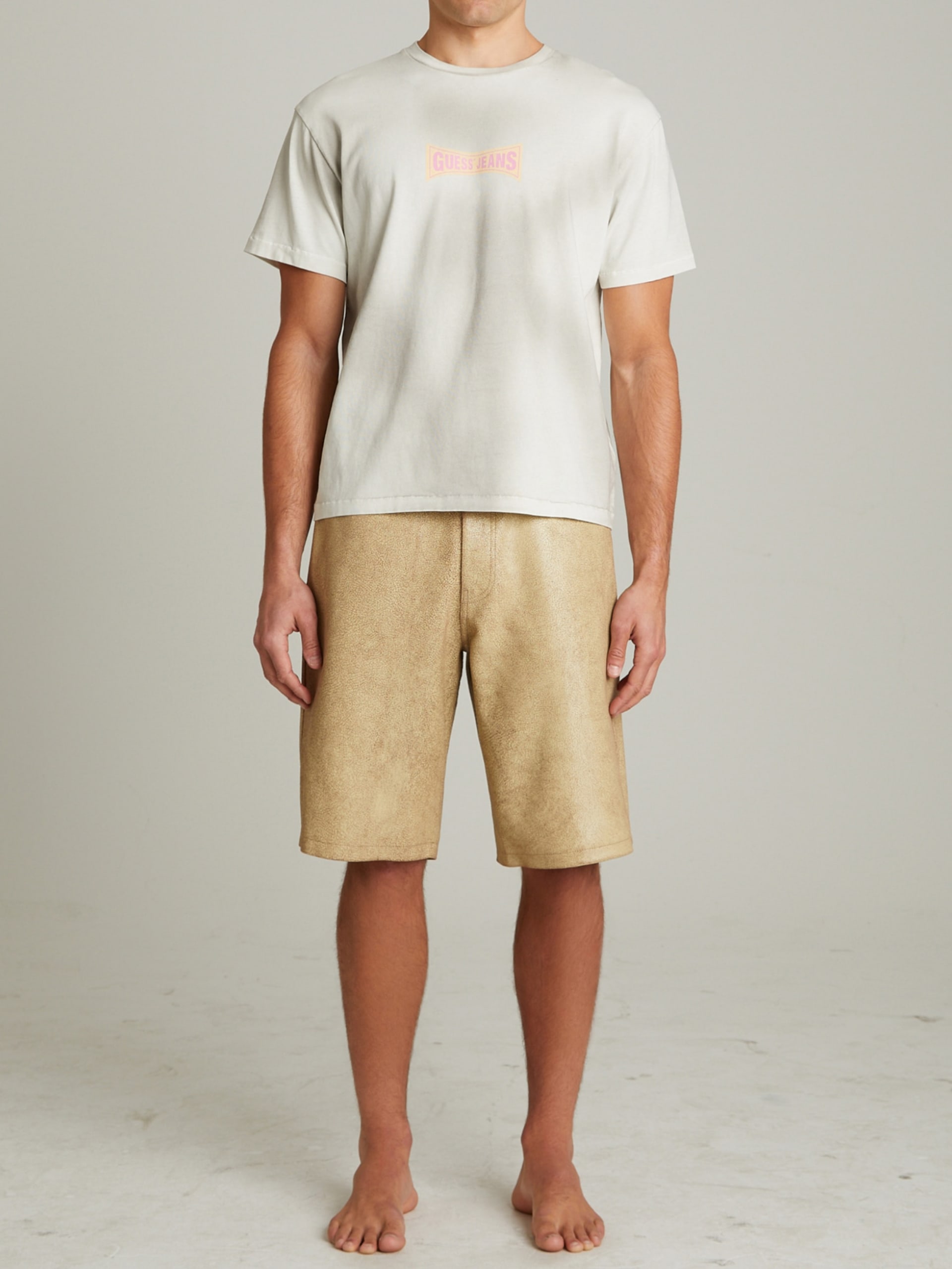 Camiseta com logo desbotado