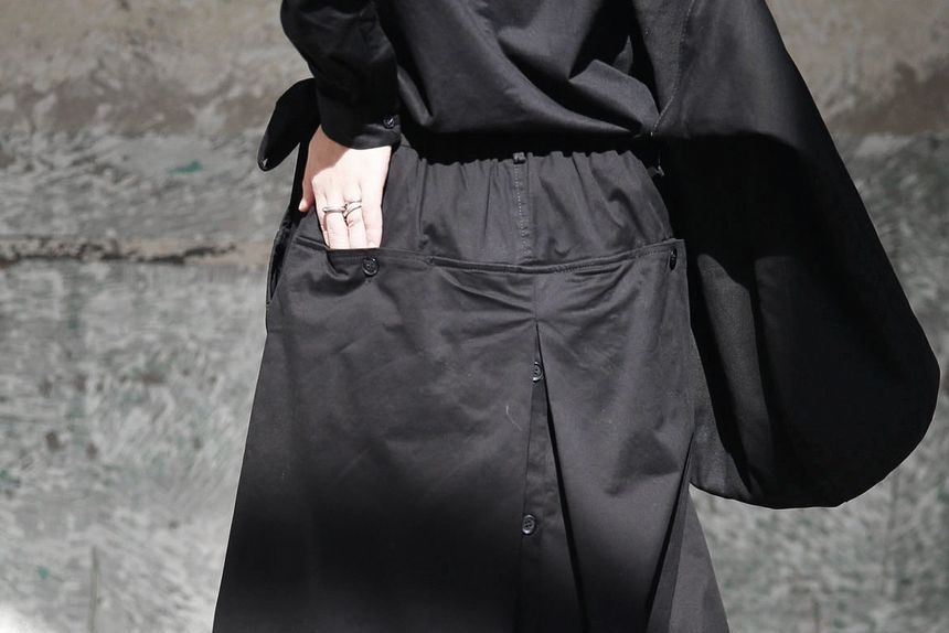 SIMPLE BLACK - Asymmetrische broek met wijde pijpen