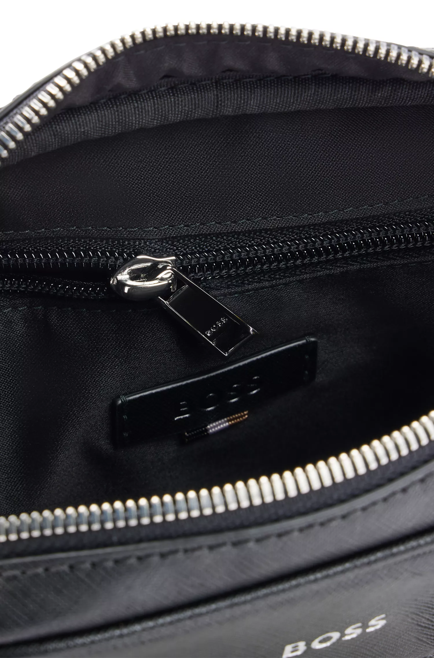 Bolsa BOSS Black-Reporter com listra característica e detalhe do logotipo.