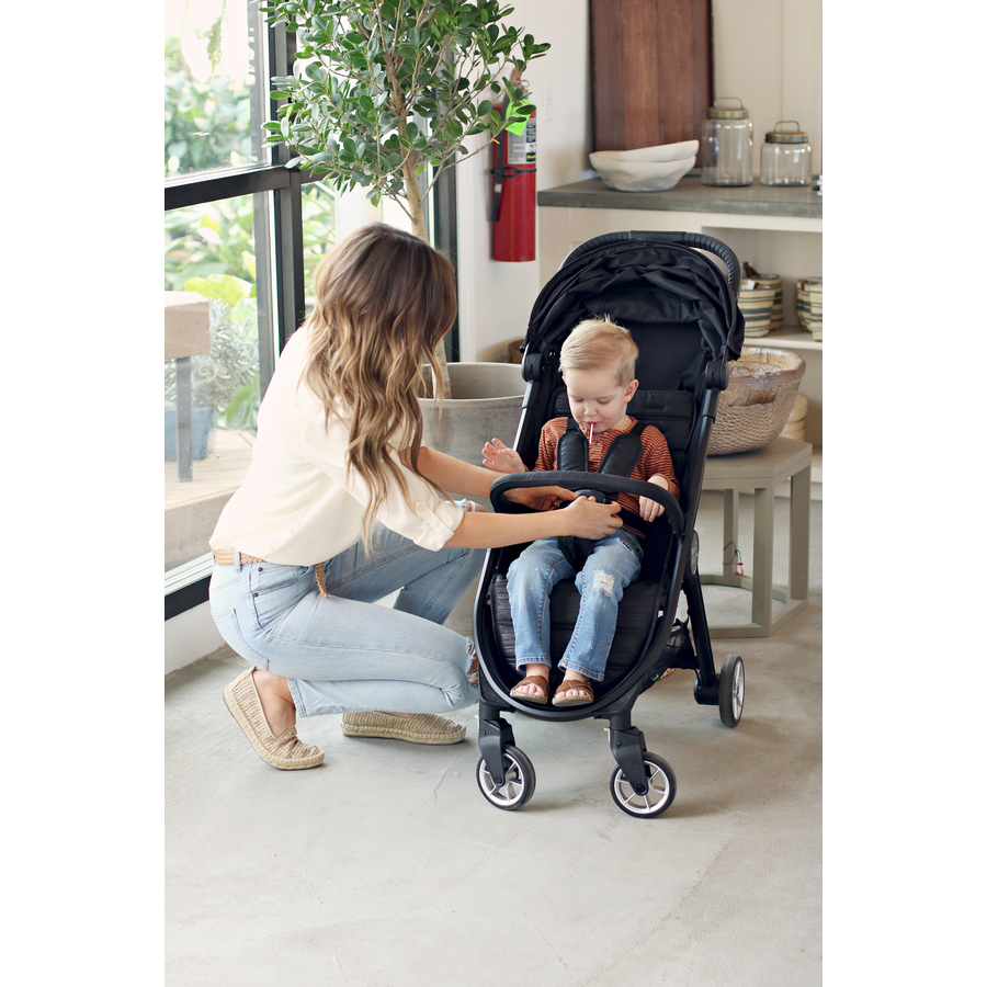 baby jogger Buggy City Tour 2 Pitch Black inklusive Sicherheitsbügel und Wetterschutz