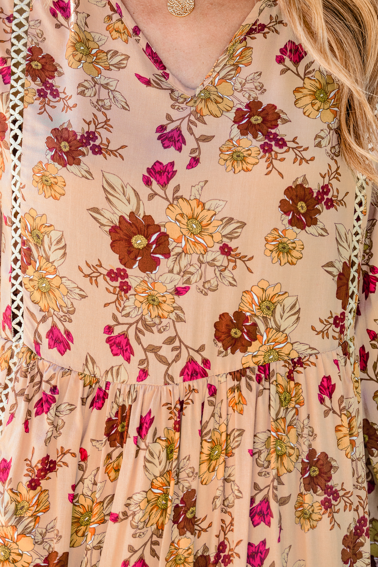 Robe fluide à imprimé floral et bordures en dentelle