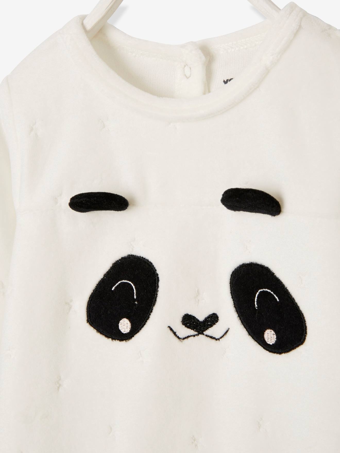 Pijama de veludo para bebê com botões de pressão nas costas, branco claro liso com estampas.