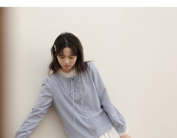 Damzelle - Blouse met lange mouwen, opstaande kraag, volantrand, strik aan de voorkant en knoopjes