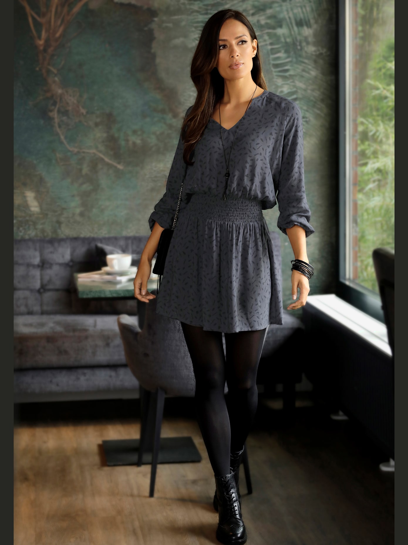 Robe imprimée robe à manches longues avec encolure en v