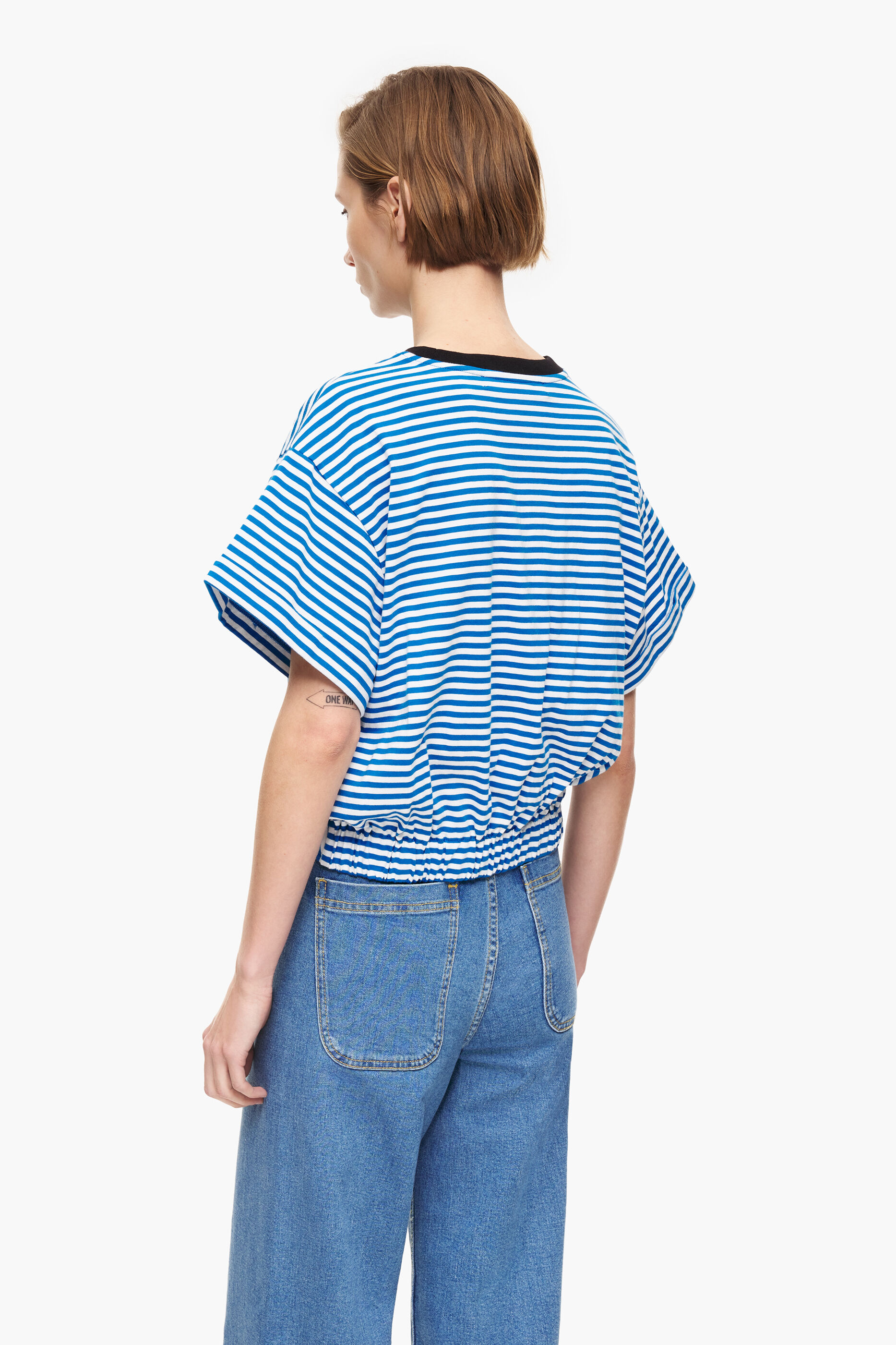 Camiseta azul quadrada com nó