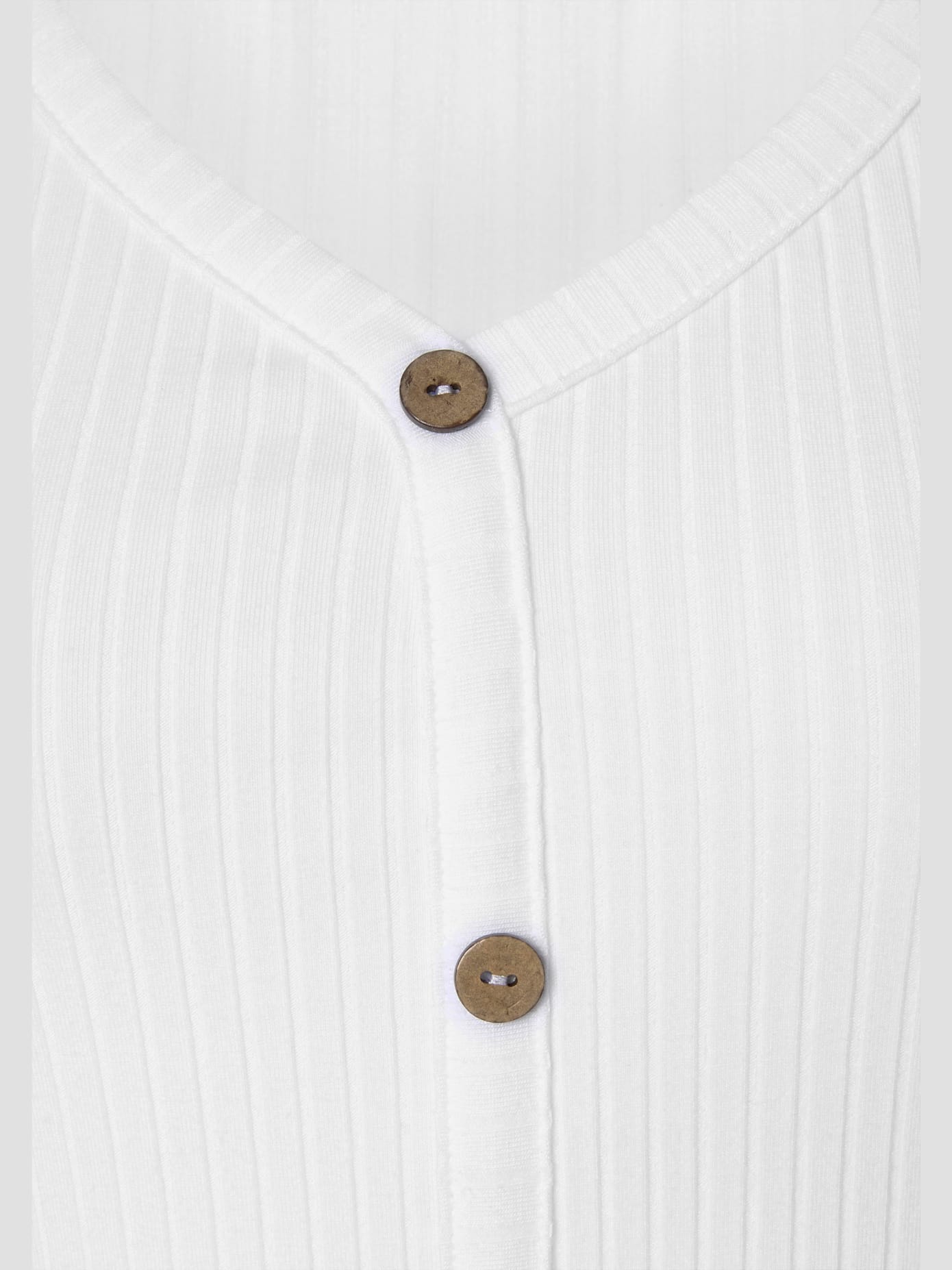 T-shirt à manches courtes encolure en v dégagée