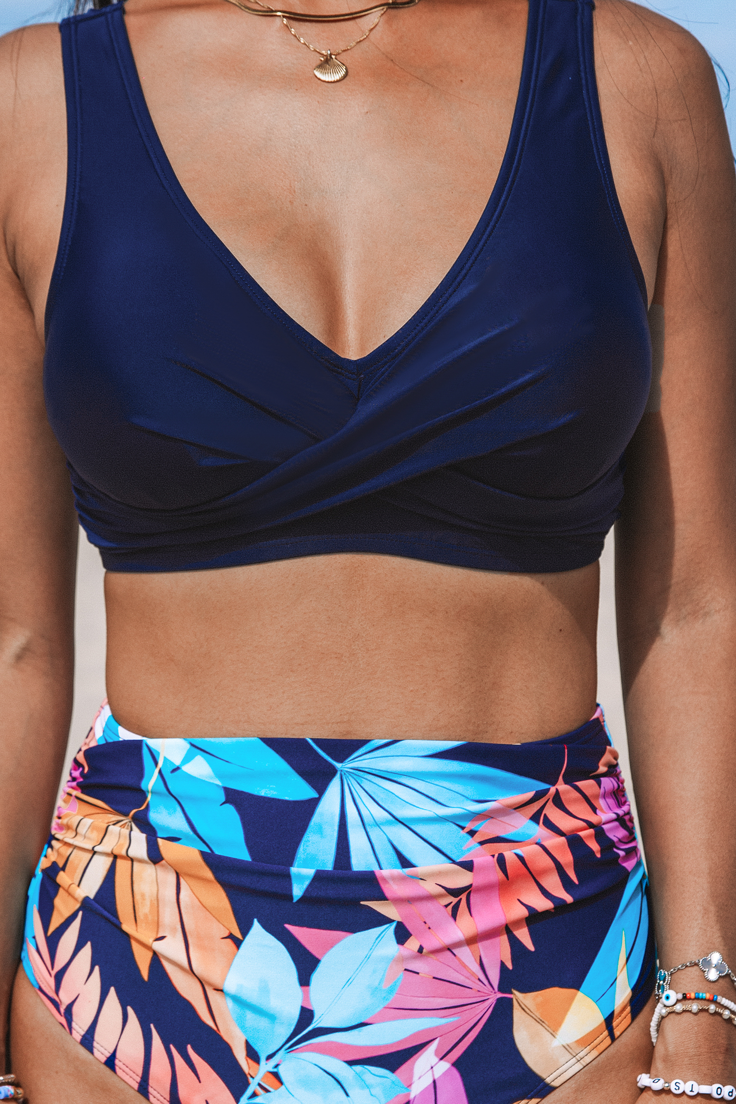 Bikini à col en V à lacer bleu foncé et bas taille haute ruhcé tropical