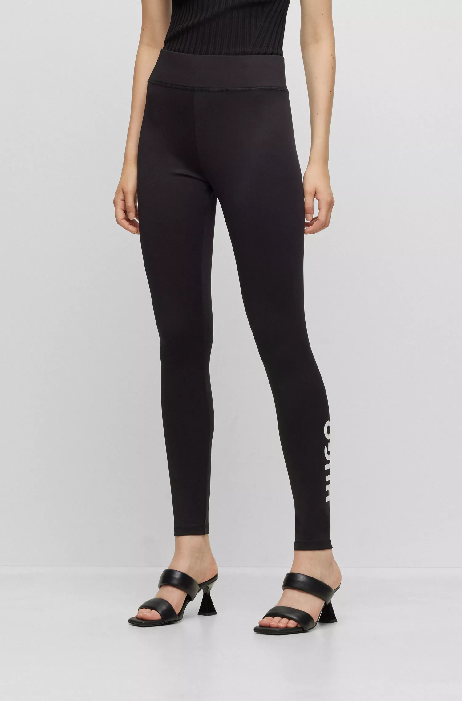 Leggings HUGO vermelhas, justas e super elásticas com detalhes do logotipo.