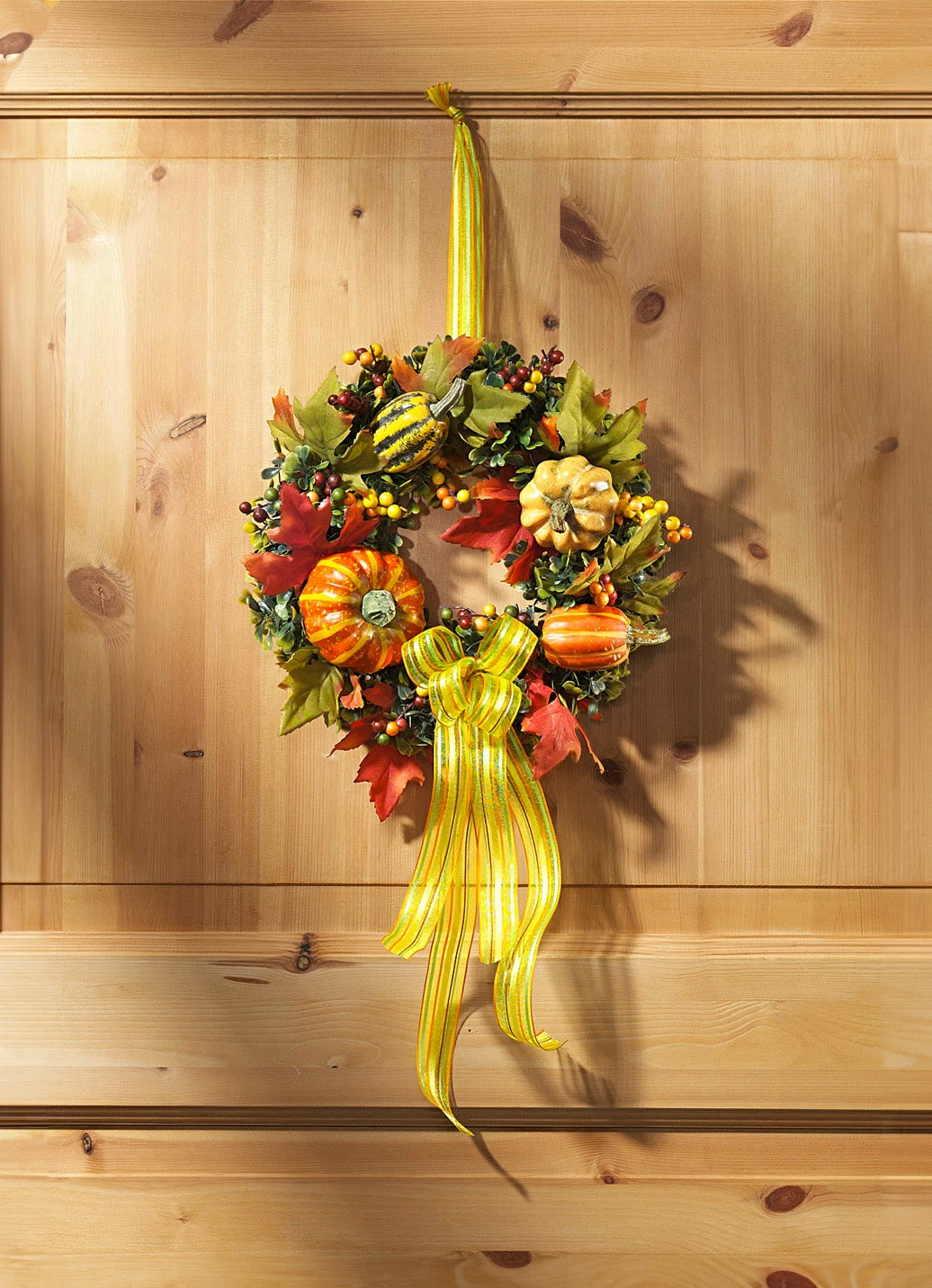 Wandkranz mit bunten Blättern, Beeren und Kürbissen