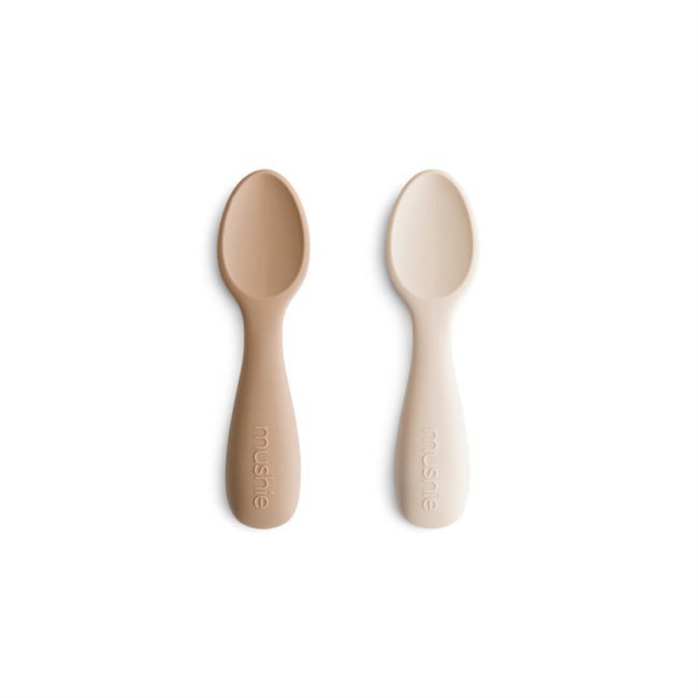 Køb Mushie Natural/Shifting Sand Toddler Starter Skeer 2-Pak