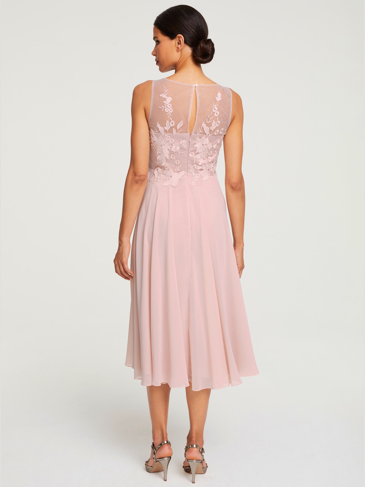 Robe de cocktail fermeture boutonnée dans le cou