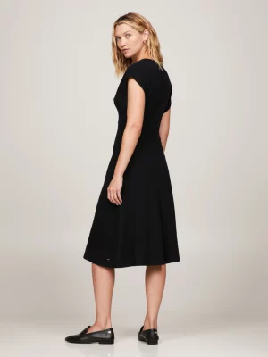 Vestido evasê com decote em V e comprimento até o joelho
