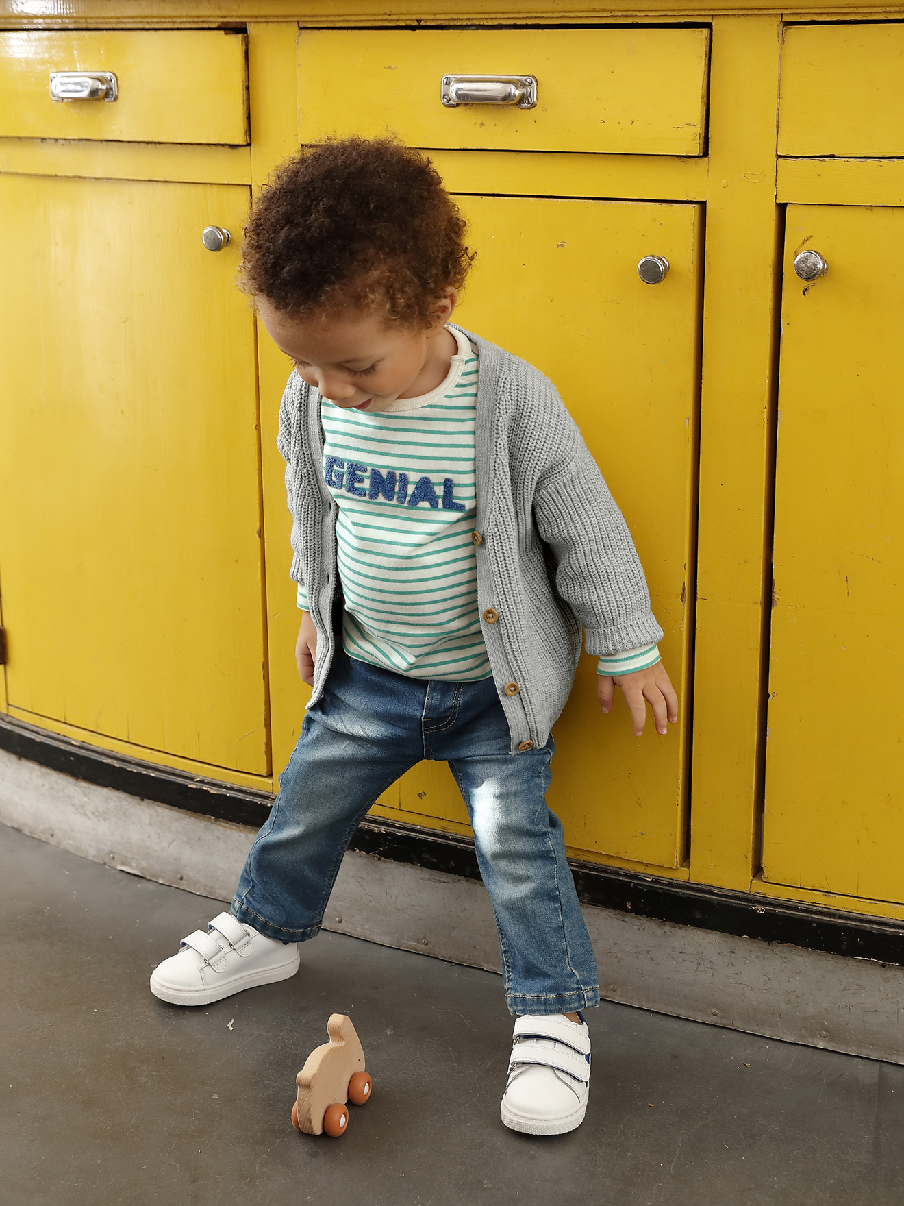 Conjunto para bebê: Jaqueta de tricô com decote em V + Calça jeans reta para meninos e meninas + Camiseta com mensagem para meninos