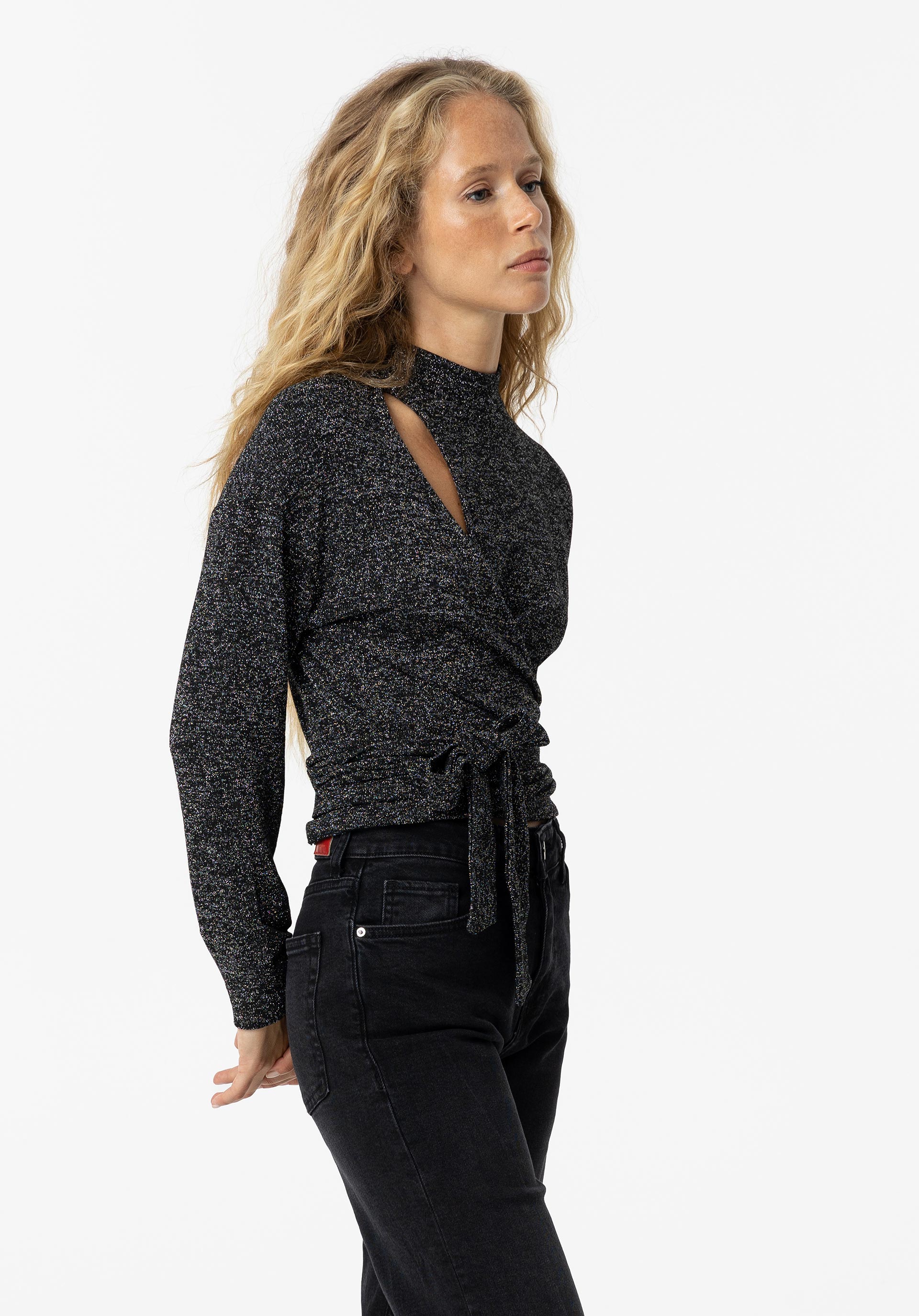 T-shirt Cut Out com Laço e Brilho