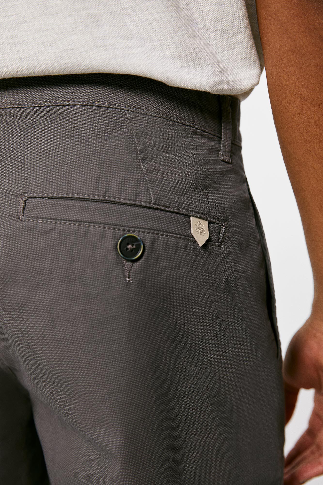 Bermuda estampada com microtextura - cinza escuro