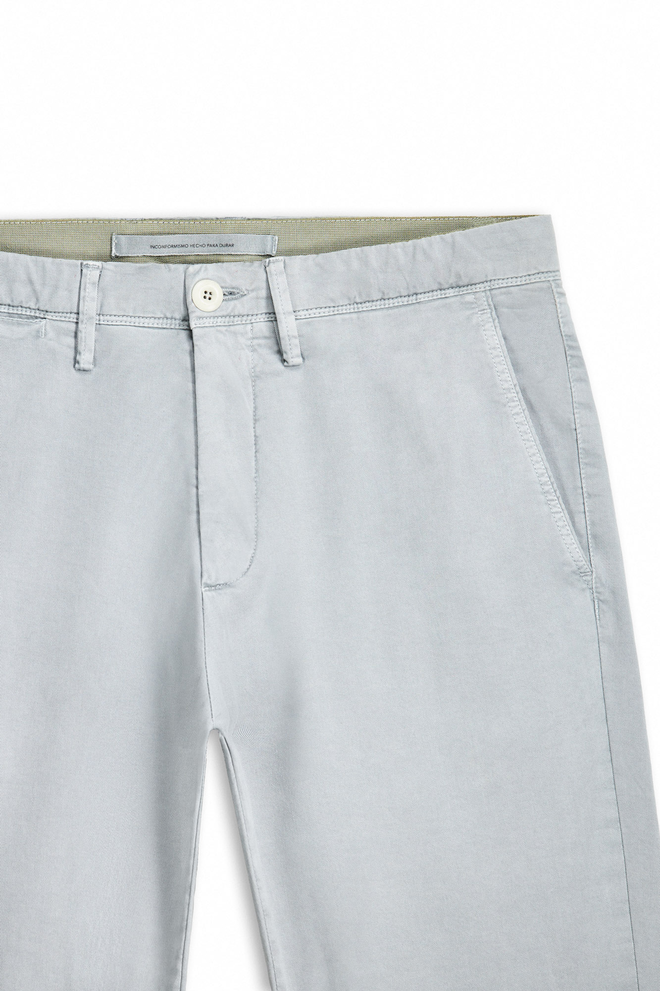 Calça chino slim com cintura elástica.