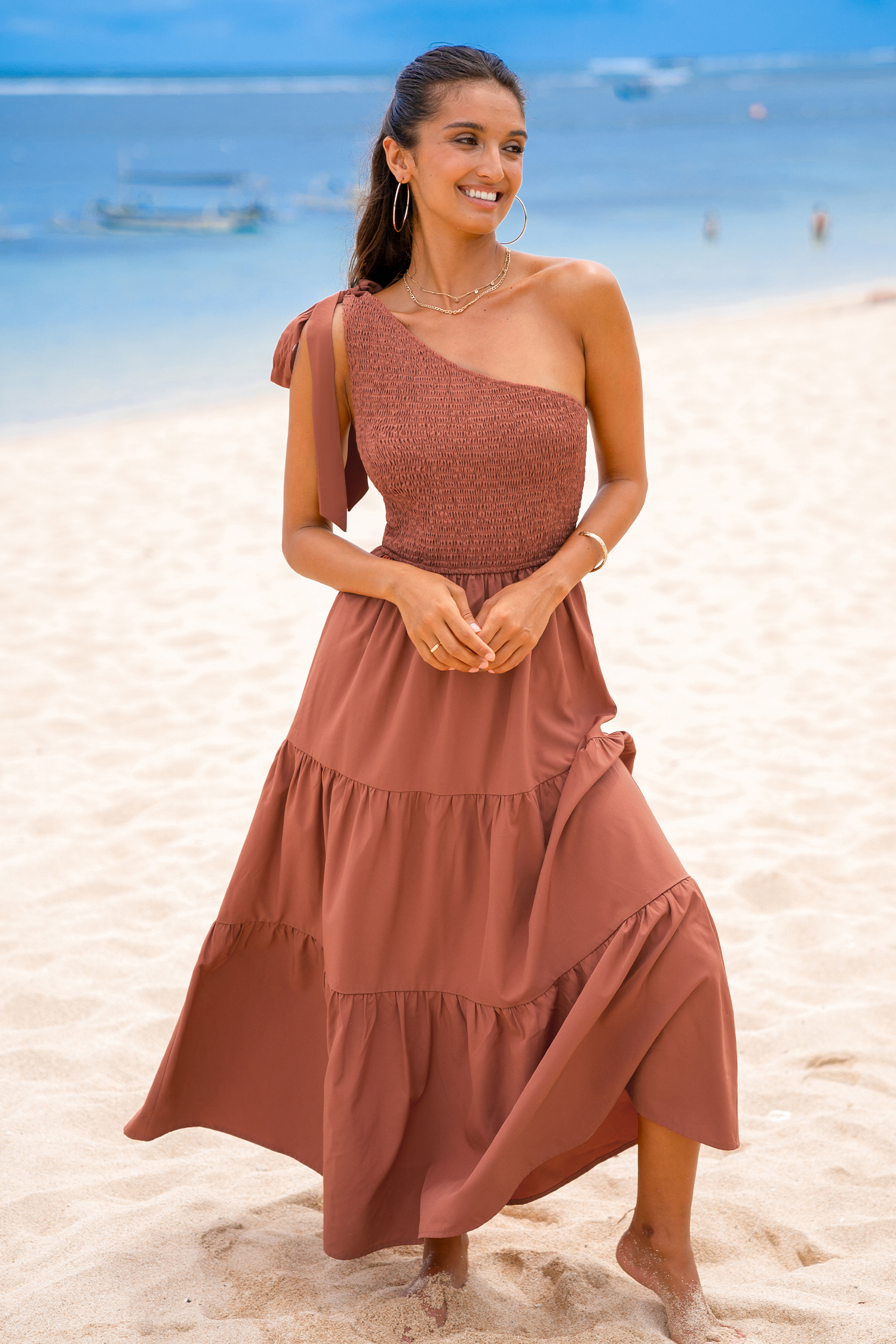 Robe maxi à une épaule et corsage à smocks brique