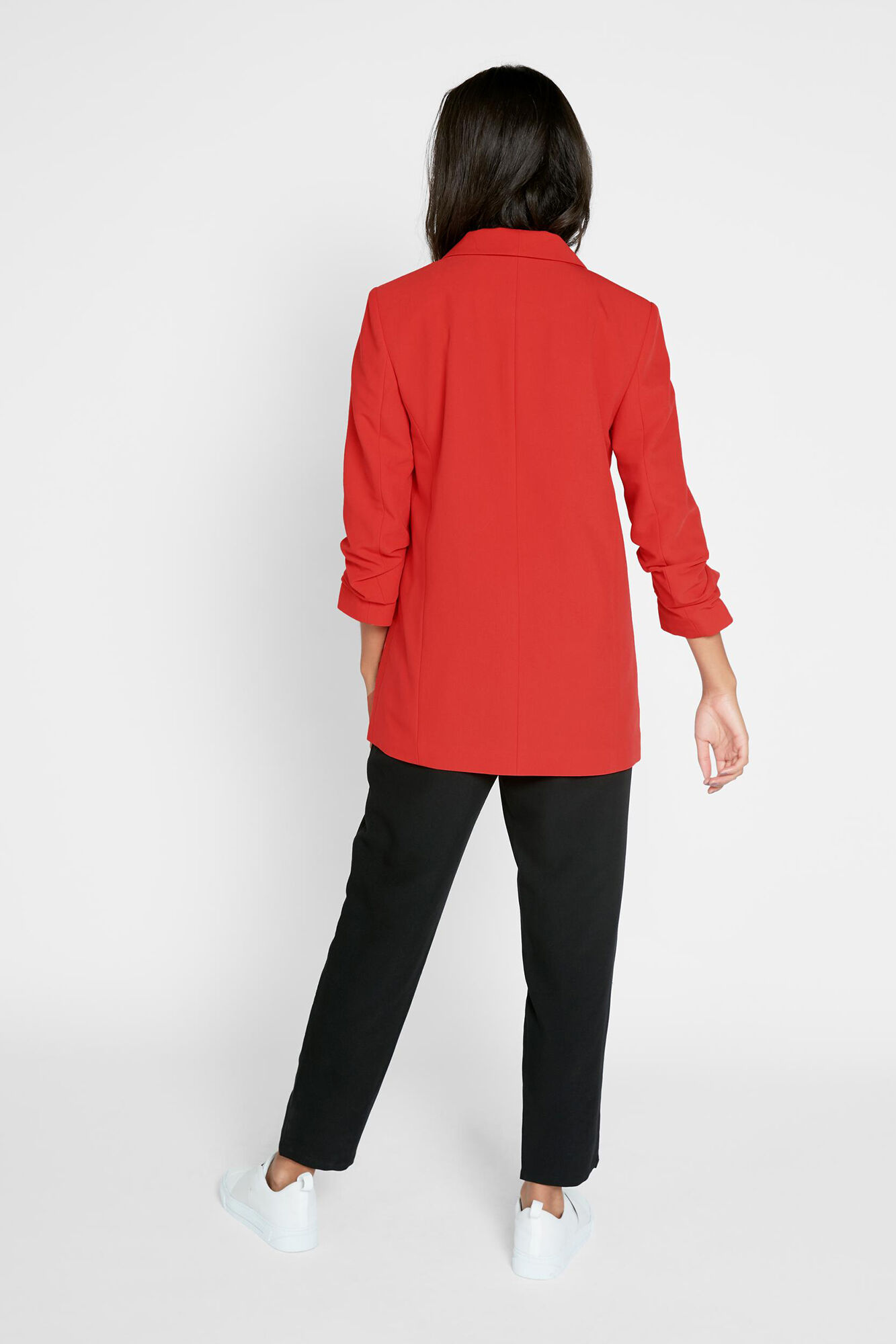 Blazer de manga 3/4 com detalhe de lapela e mangas franzidas. Sem botões.