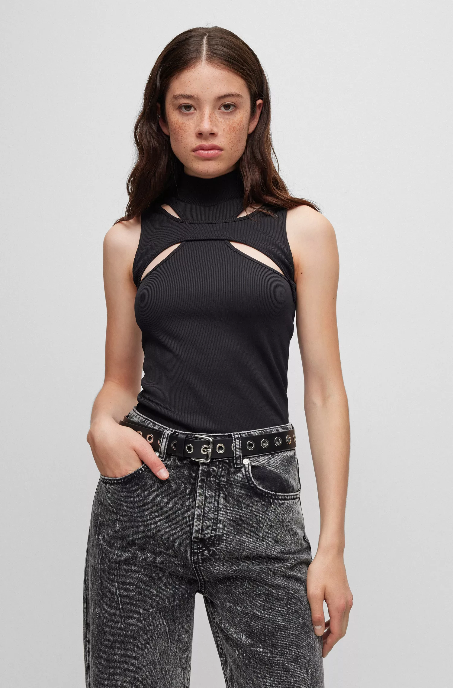 Blusa HUGO vermelha sem mangas com gola alta e detalhes vazados.