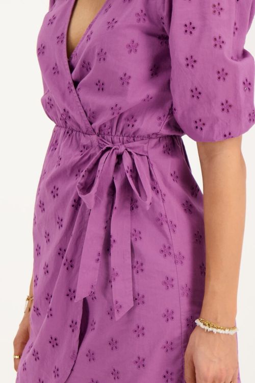 Paarse wikkeljurk met bloemen embroidery