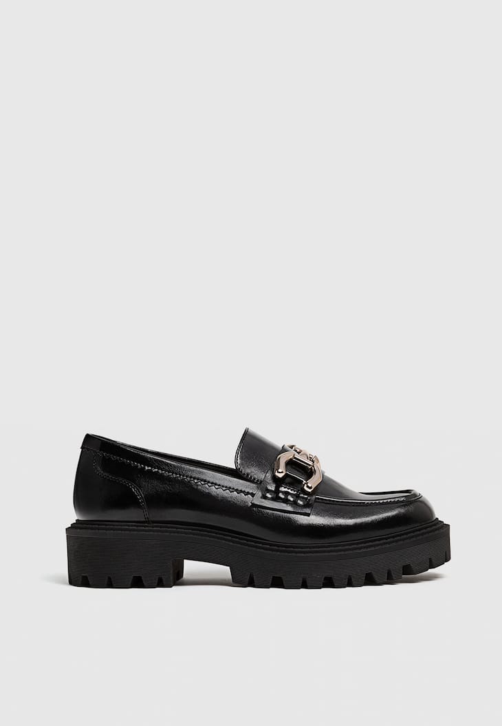 Mocassins pretos com solado tratorado