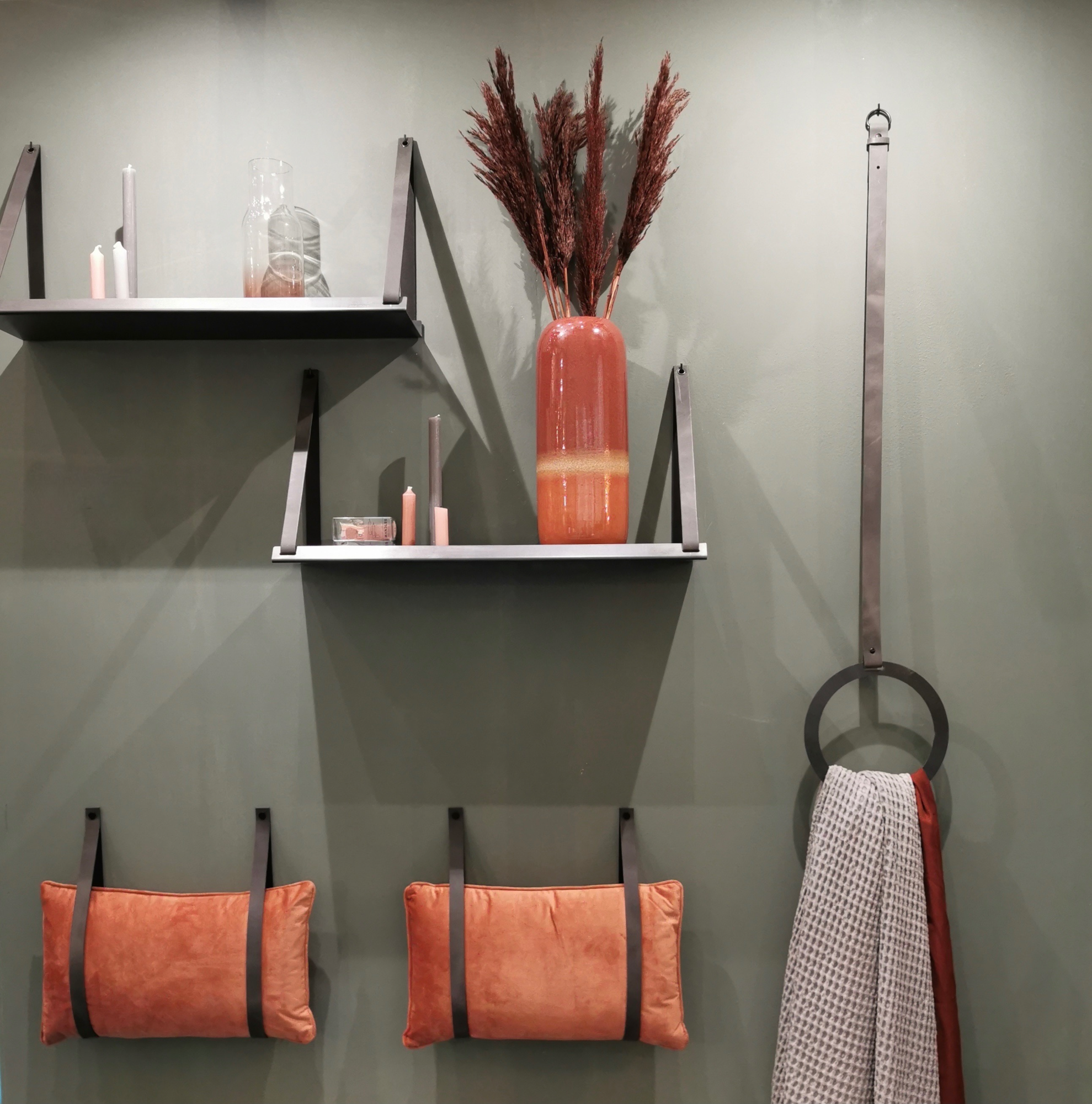 Stalen wandplank 98x20cm - incl. leren plankdragers Stalen wandplank met leren plankdragers - Lichtbruin