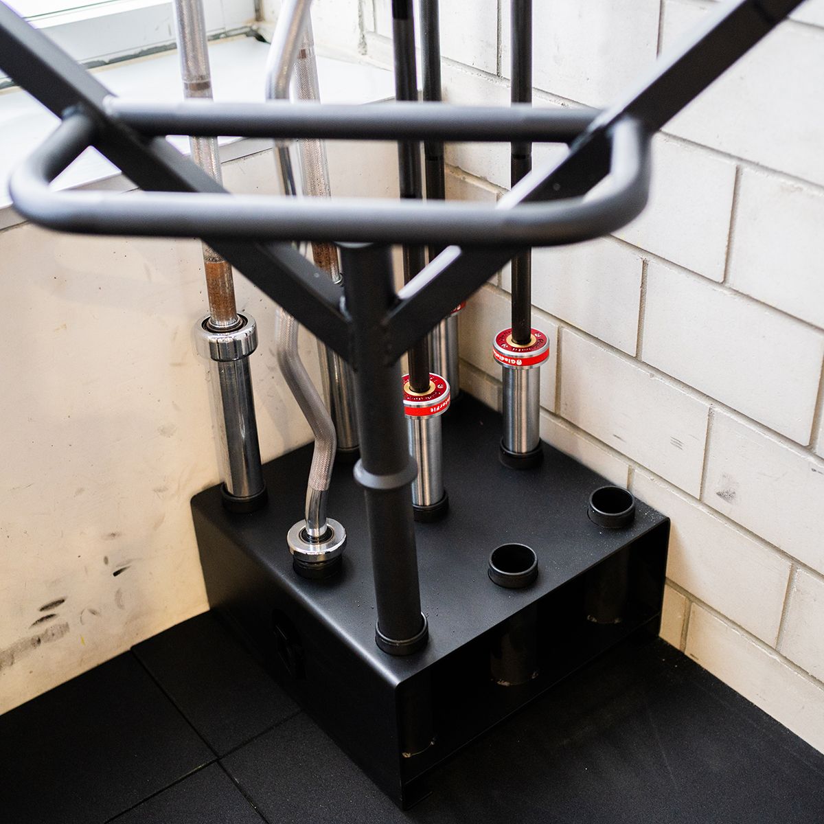 Vertikales Rack zur Ablage von 9 Hantelstangen O 51mm Stahl schwarz