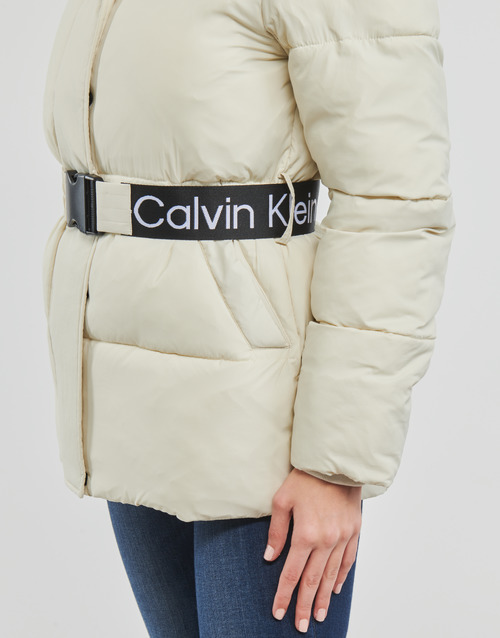 Calvin Klein Jeans - LOGO BELT WAISTED SHORT PUFFER - Ecru