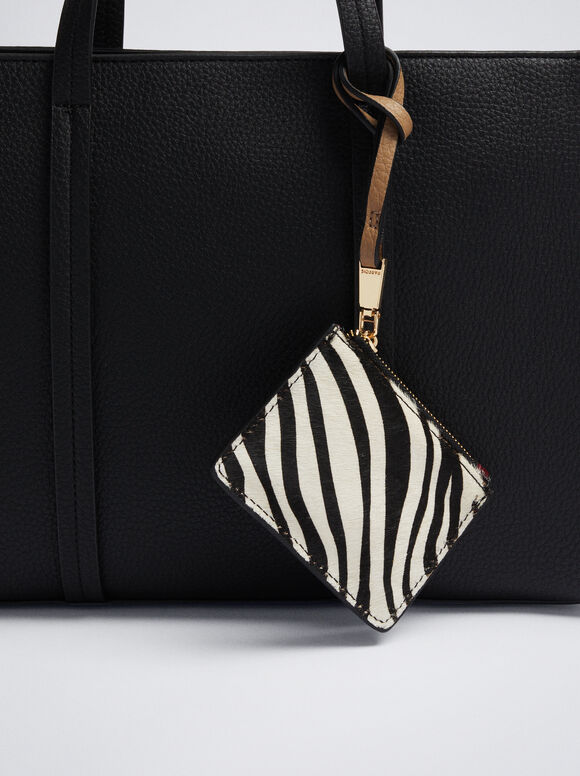 Bolsa tote com pingente - Preta