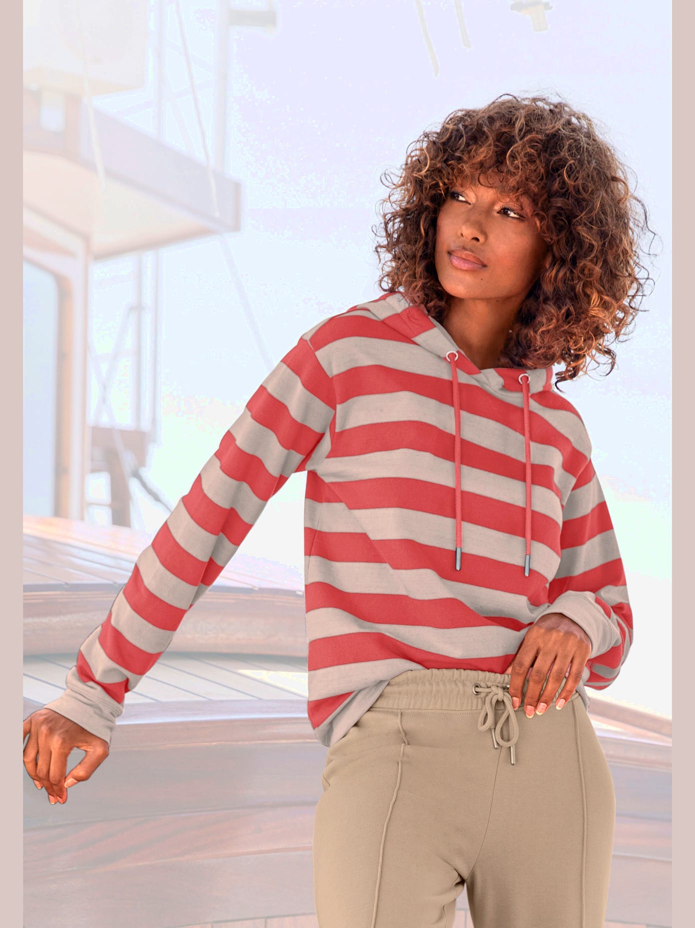 Sweatshirt à capuche à la largeur confortable