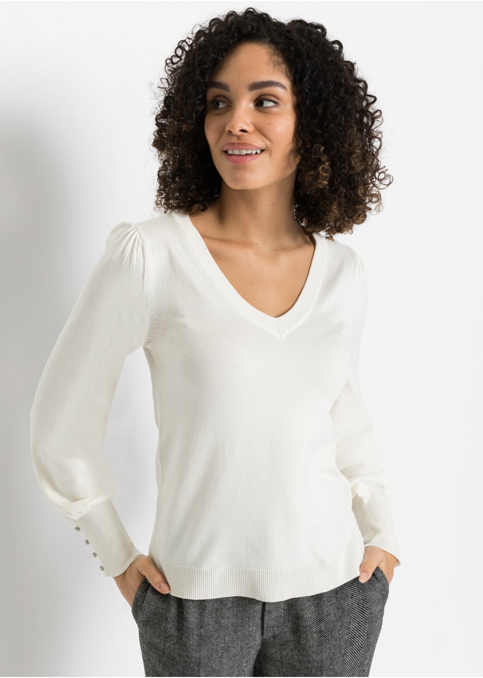 Pull avec boutons bijoux
