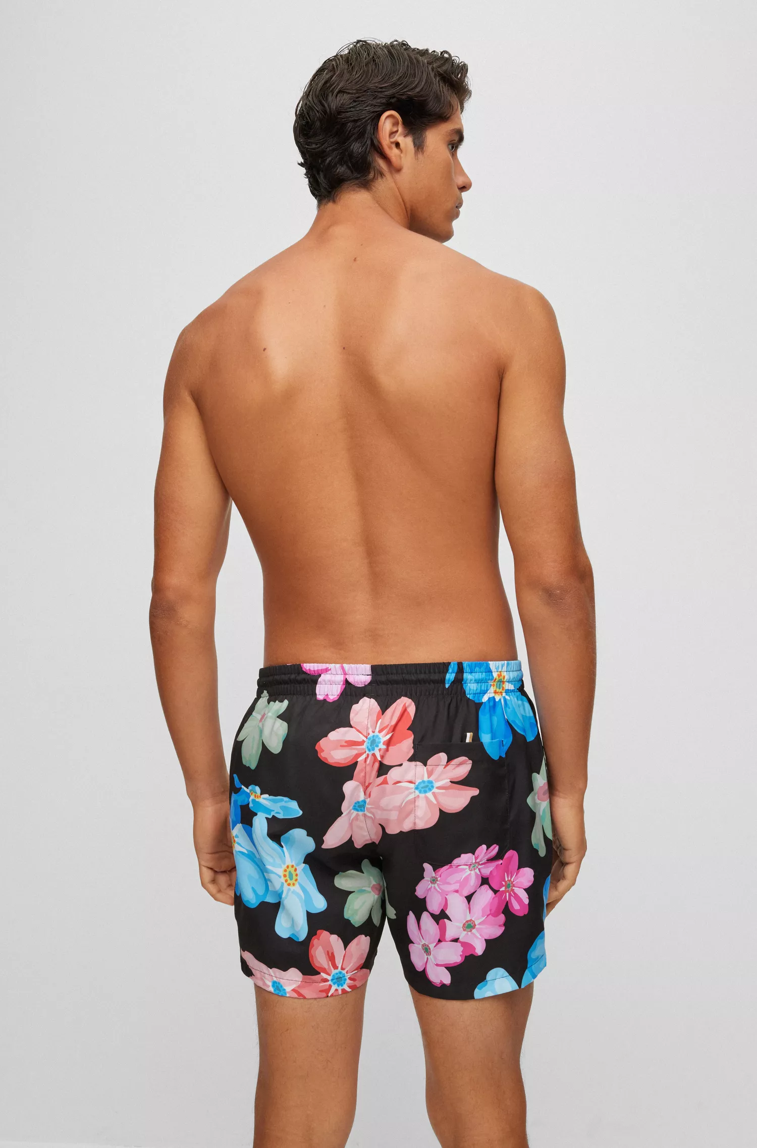 Calção de banho BOSS preto com estampa floral e detalhe do logotipo.