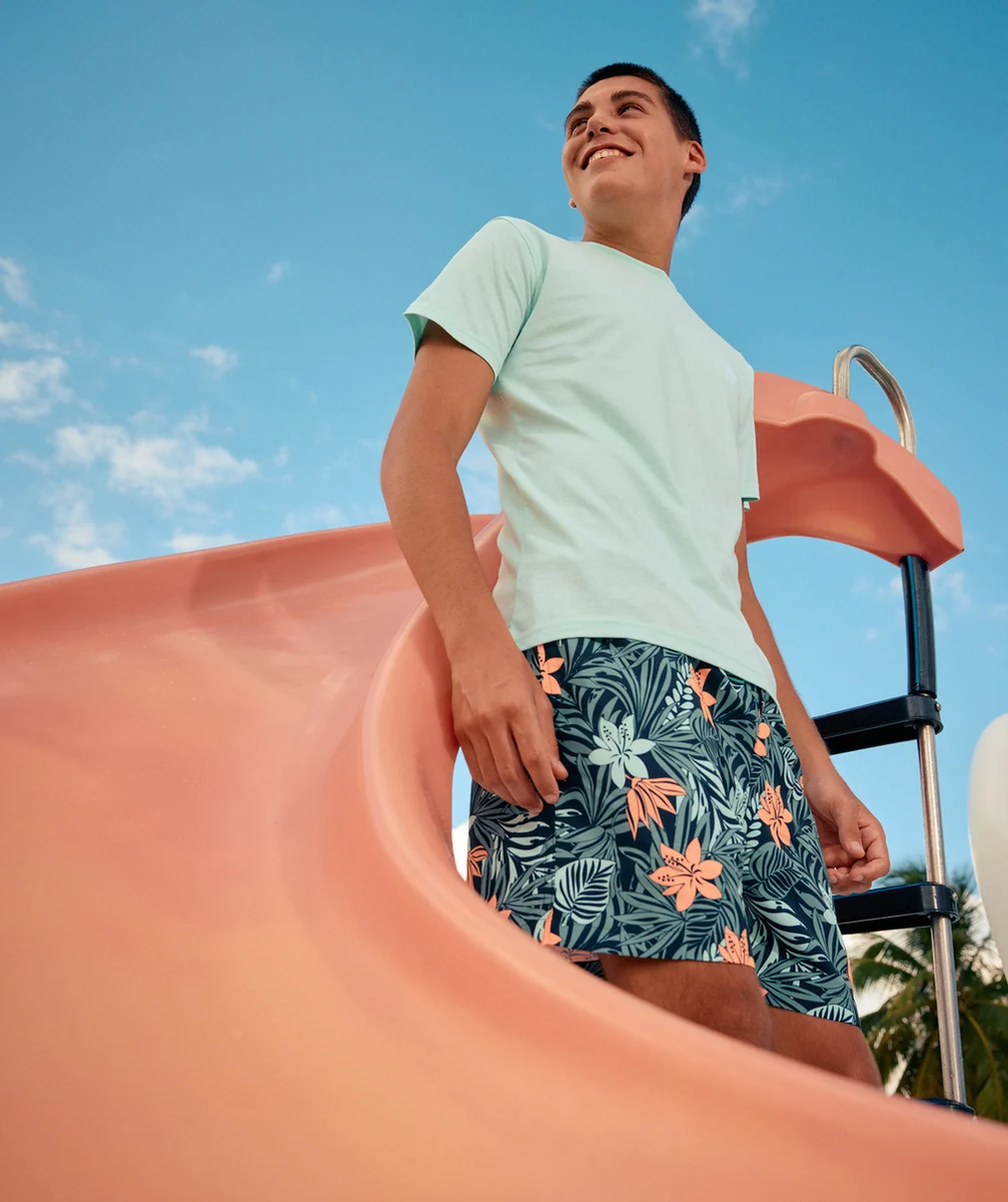 SHORT DE BAIN GARÇON EN FIBRES RECYCLÉES NOIR ET IMPRIMÉ TROPICAL