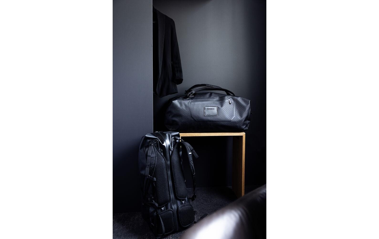 Duffle Bag Atrack Metrosphere 34L, Black embossed<br>Modischer Rucksack für Reise und Kurztrips